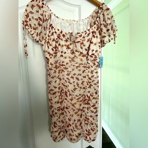 Beige dress from ultra flirt with butterfly pattern and ruching on the side!